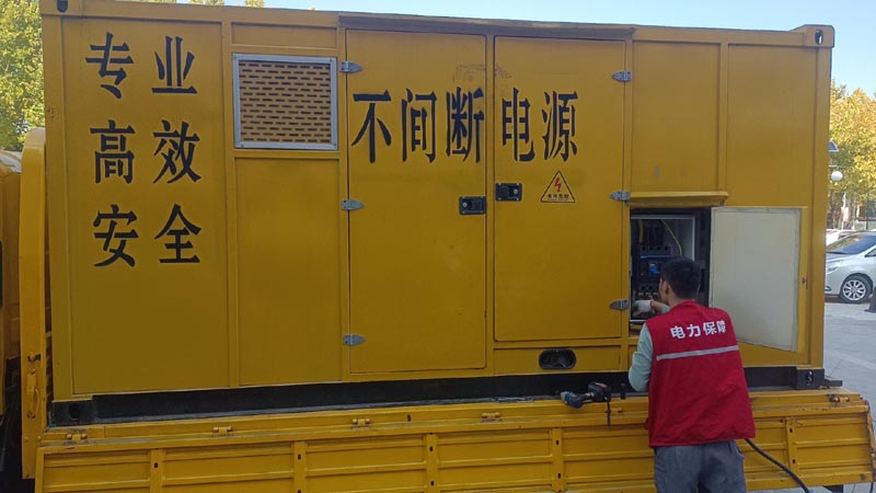 福鼎柴油发电机组和UPS电源配合使用时，如何避免切换过程中的电力中断？